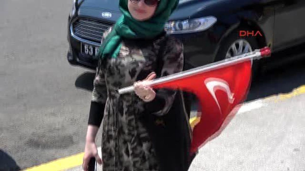 Rize\'de Halk Meydandan Ayrılmıyor