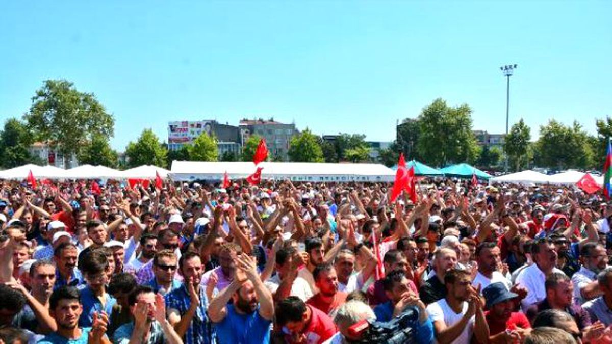 Sakarya\'da 10 Bin Kişi Darbe Girişimine Tepki Gösterdi