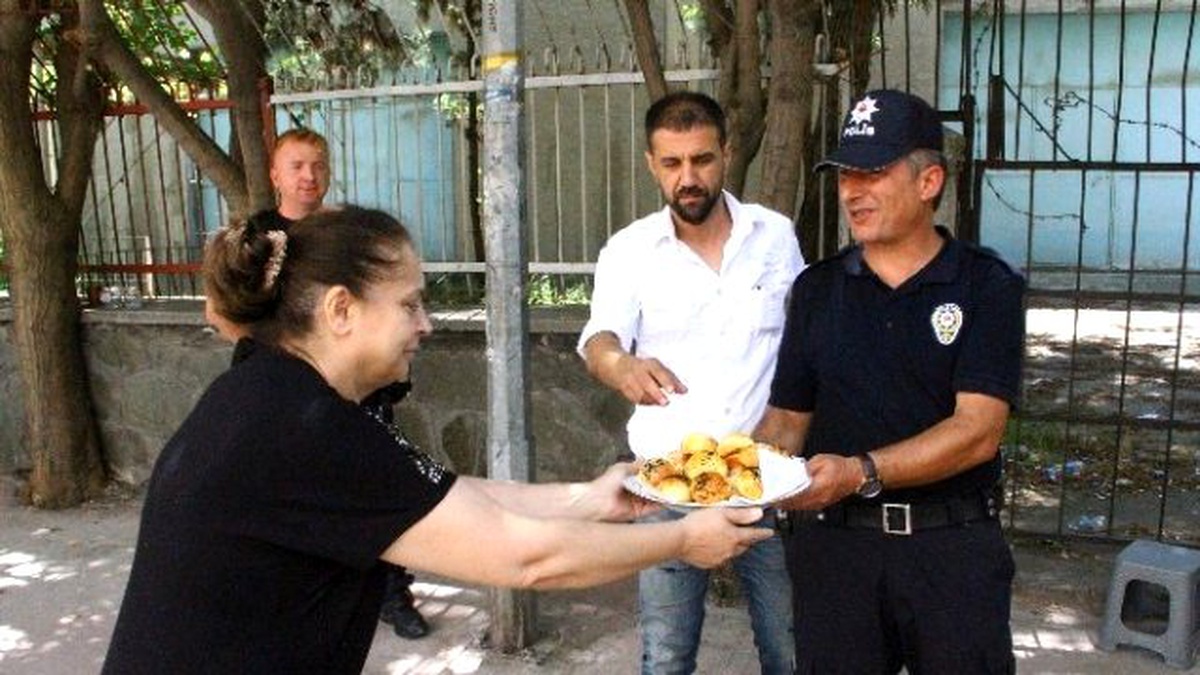 Samsunlu Vatandaşlardan Polise Pasta ve Börekli Moral
