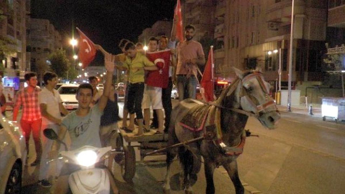 Şanlıurfa\'da Darbe Girişimi Protestosu