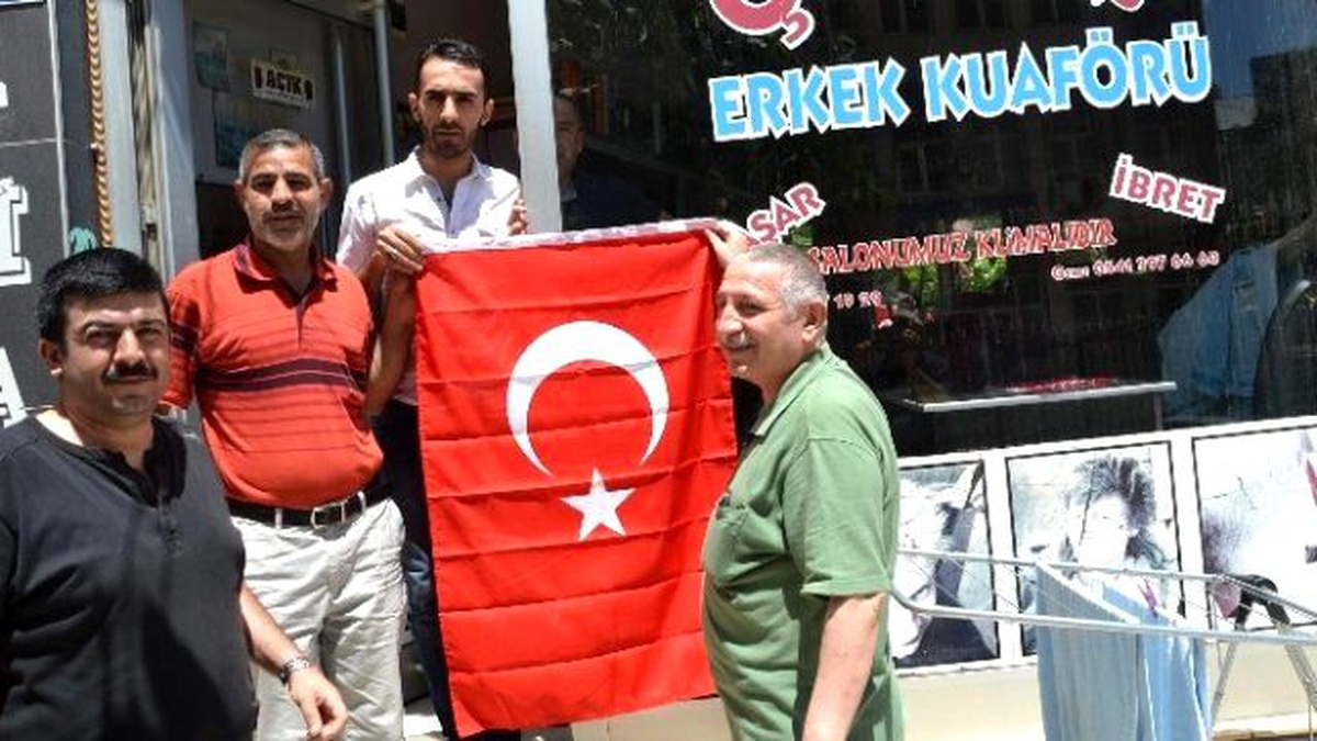 Siirt Tso, Esnaflara Türk Bayrağı Dağıttı