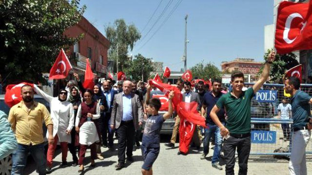 Silopi\'de Türk Bayraklarıyla Yürüyüp Darbe Girişimini Protesto Ettiler