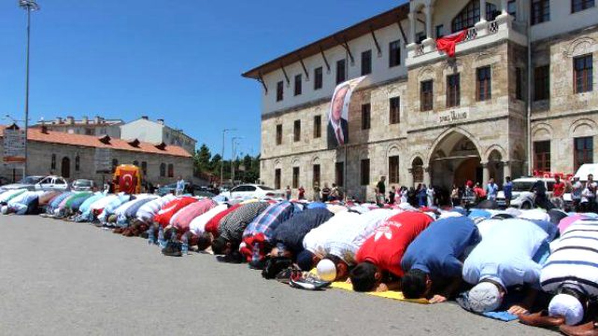 Sivaslılar\'ın Darbeye Karşı Bekleyişi Sürüyor