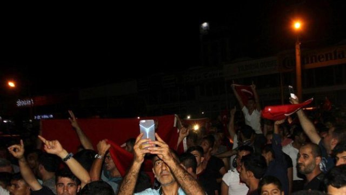 Suriyeliler Cumhurbaşkanı Erdoğan\'a Destek İçin Sokaklara İndi