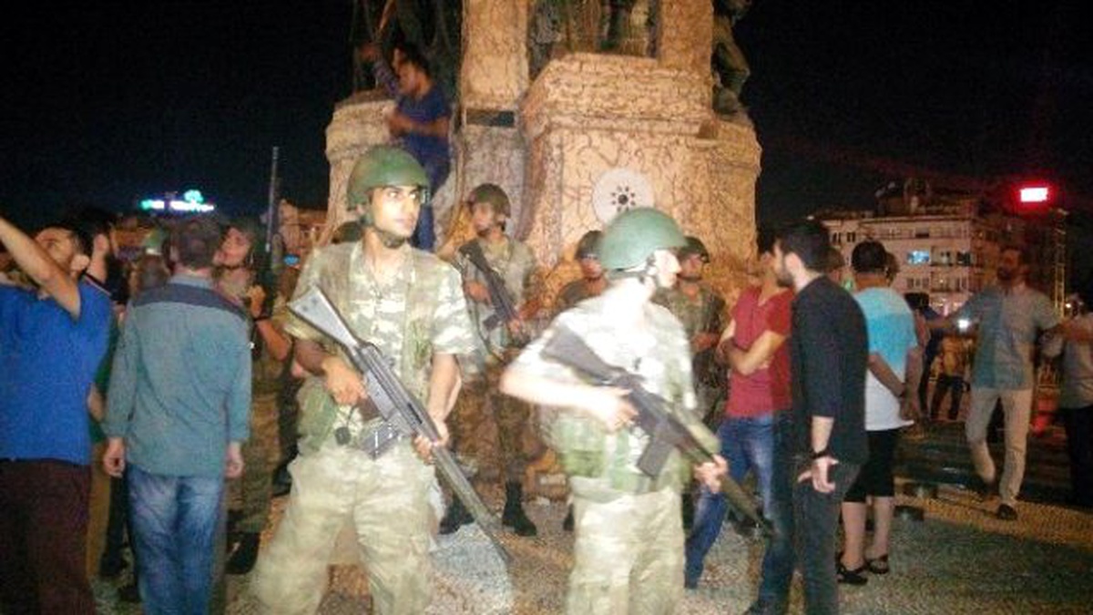 Taksim\'de 3 Vatandaş ve 1 Asker Yaralandı