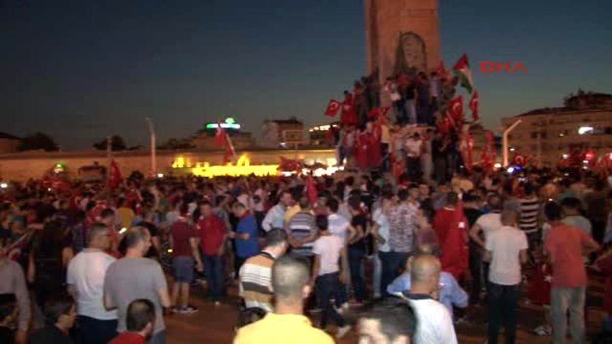 Taksim Meydanı\'nda Coşkulu Kalabalık