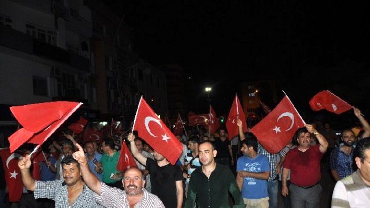 Tarsus\'ta Halk Demokrasiye Sahip Çıktı