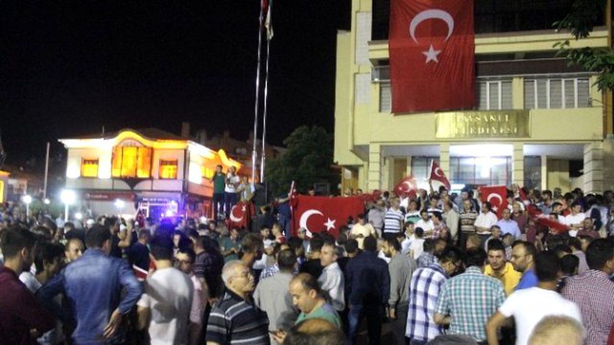 Tavşanlı\'da 10 Bin Kişi Sokağa Döküldü