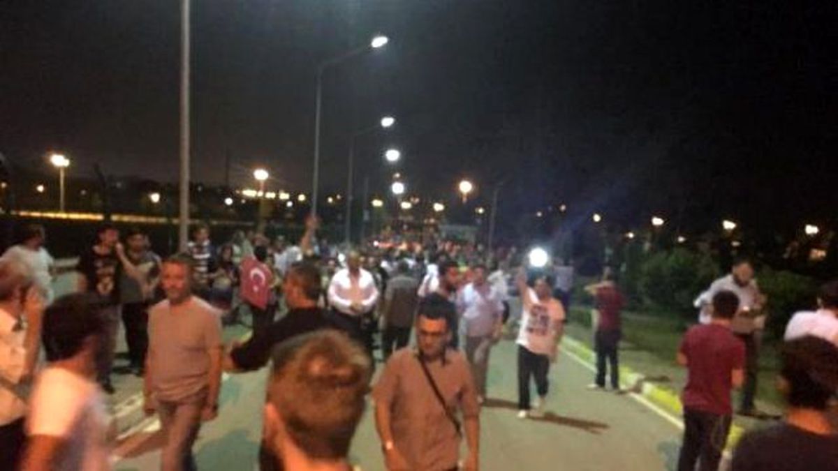 Toplanan Grup Sakarya Valiliği\'ni Basan Askerleri Dışarı Çıkardı: 8 Yaralı