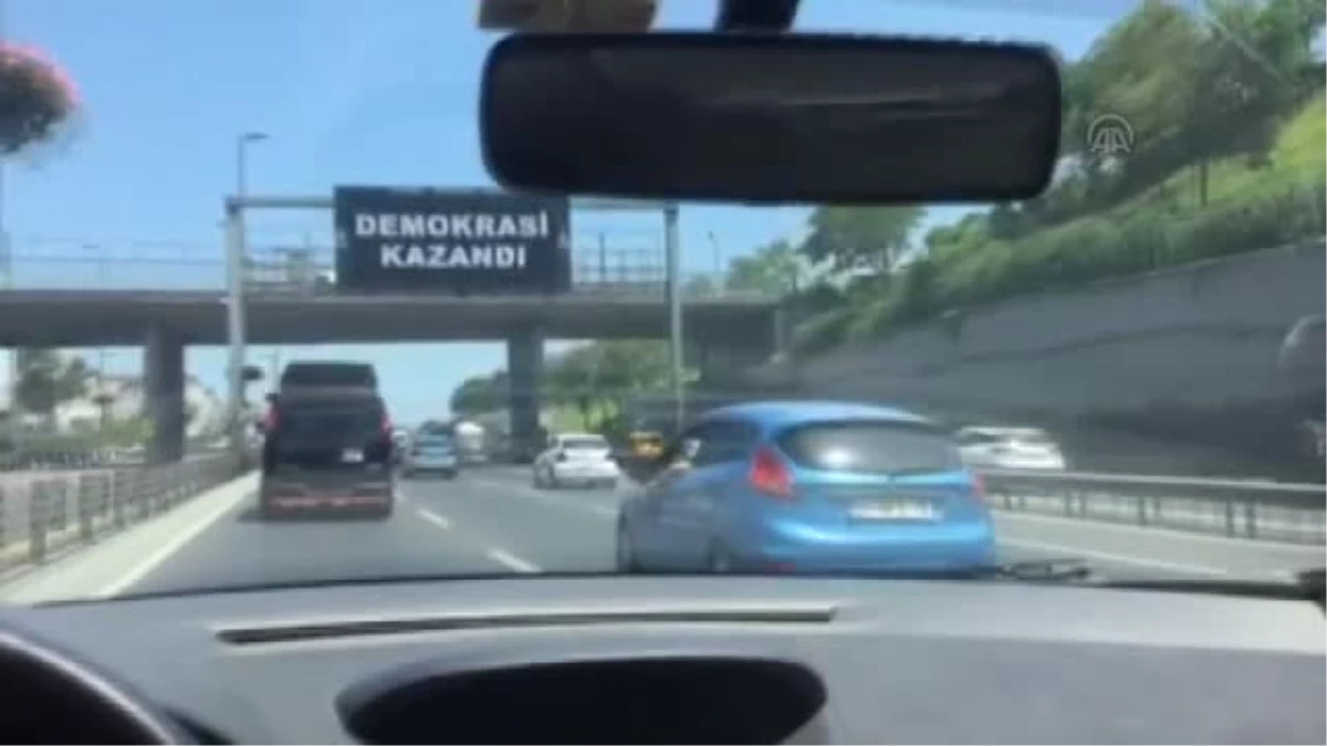 Trafik Yoğunluğu Tabelalarında "Demokrasi" Vurgusu