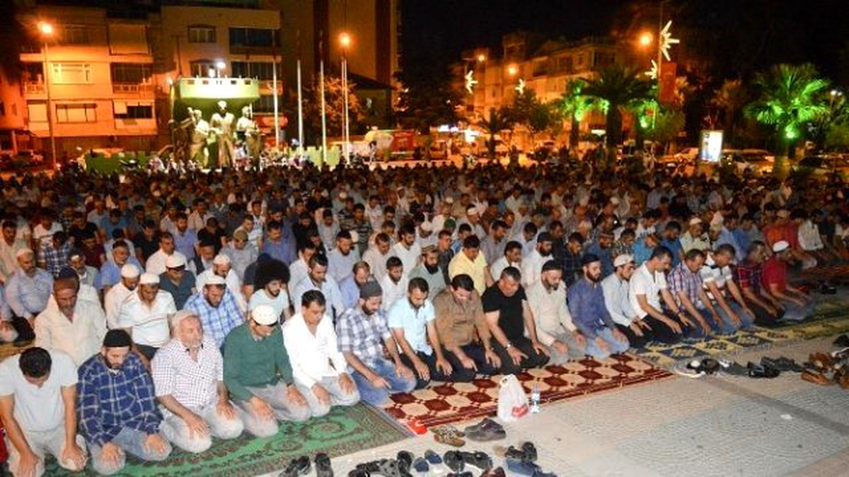 Turgutlu\'da Sabah Namazı 50. Yıl Meydanı\'nda Kılındı