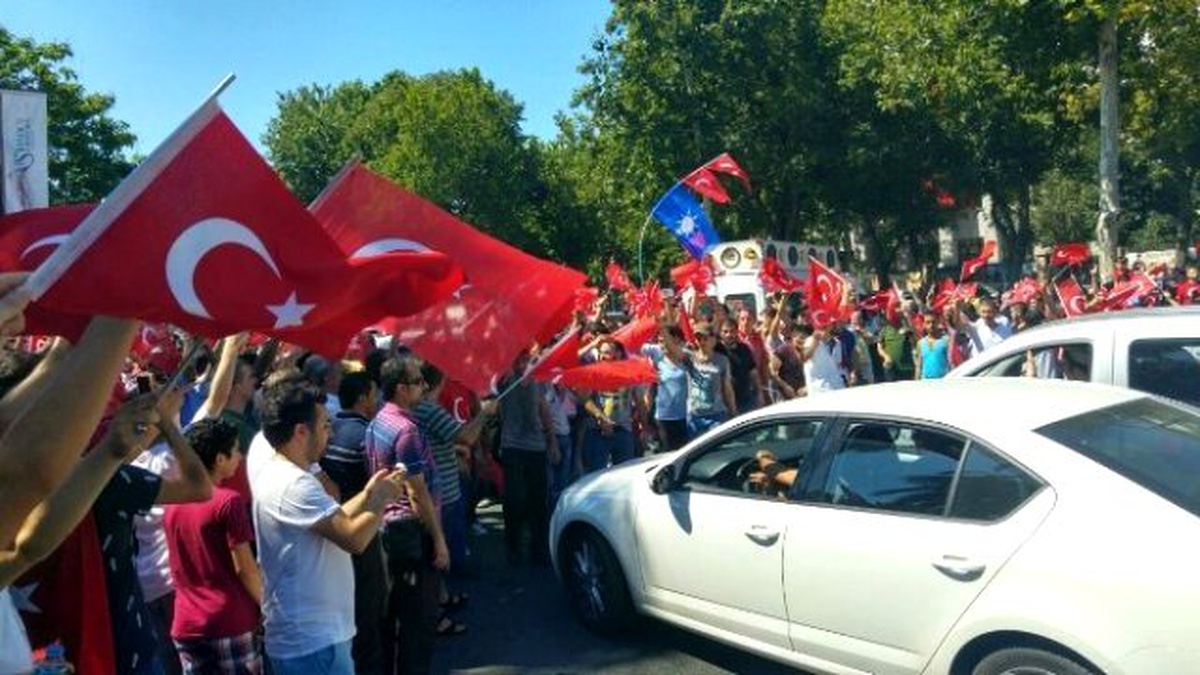 Türk Bayraklarıyla Vatan Caddesi\'ne Akın Ettiler