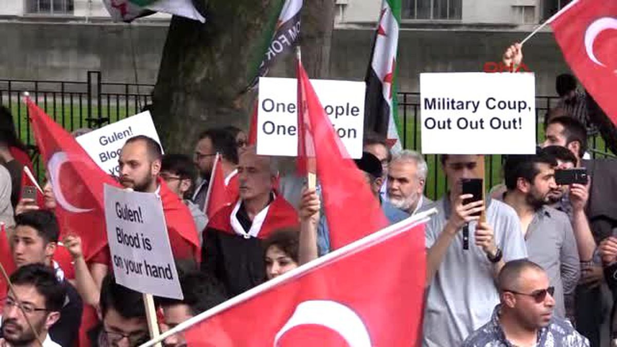 Türkiye\'deki Darbe Girişimi İngiltere Başbakanlık Binası Önünde Protesto Edildi.