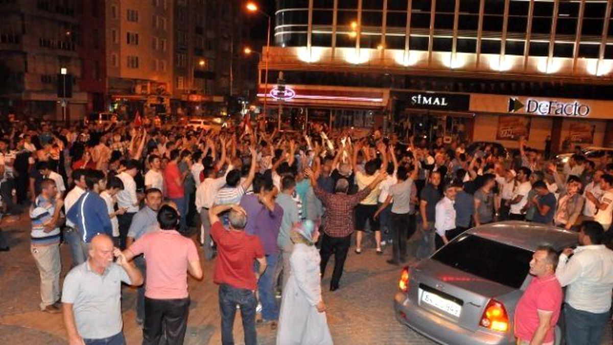 Uşak Halkı Sokaklara Dökülerek Darbe Girişimine Tepki Gösterdi