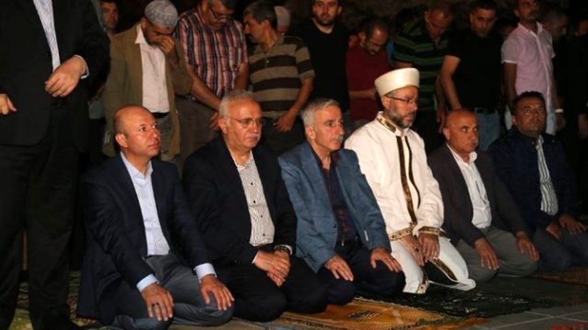 Vali Süleyman Kamçı Bürüngüz Camii Önünde Halka Hitap Etti