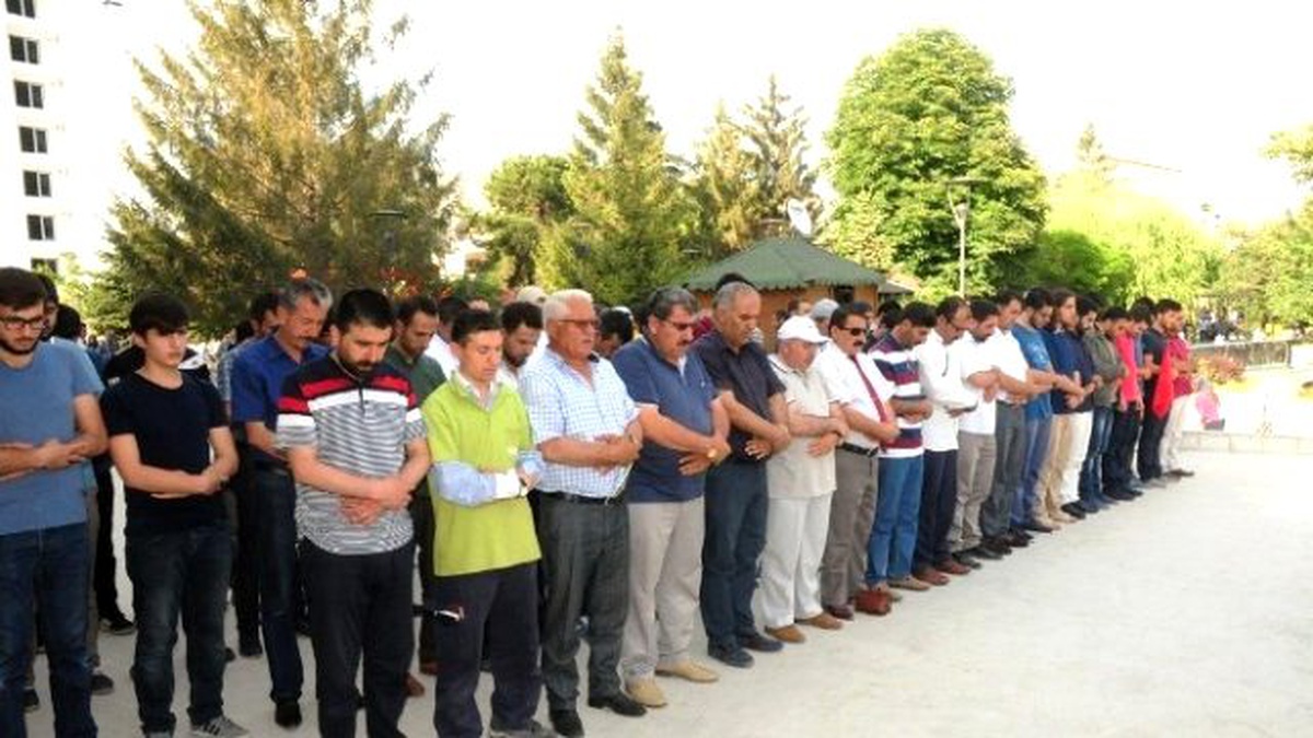 Van\'da Şehitler İçin Gıyabi Cenaze Namazı Kılındı
