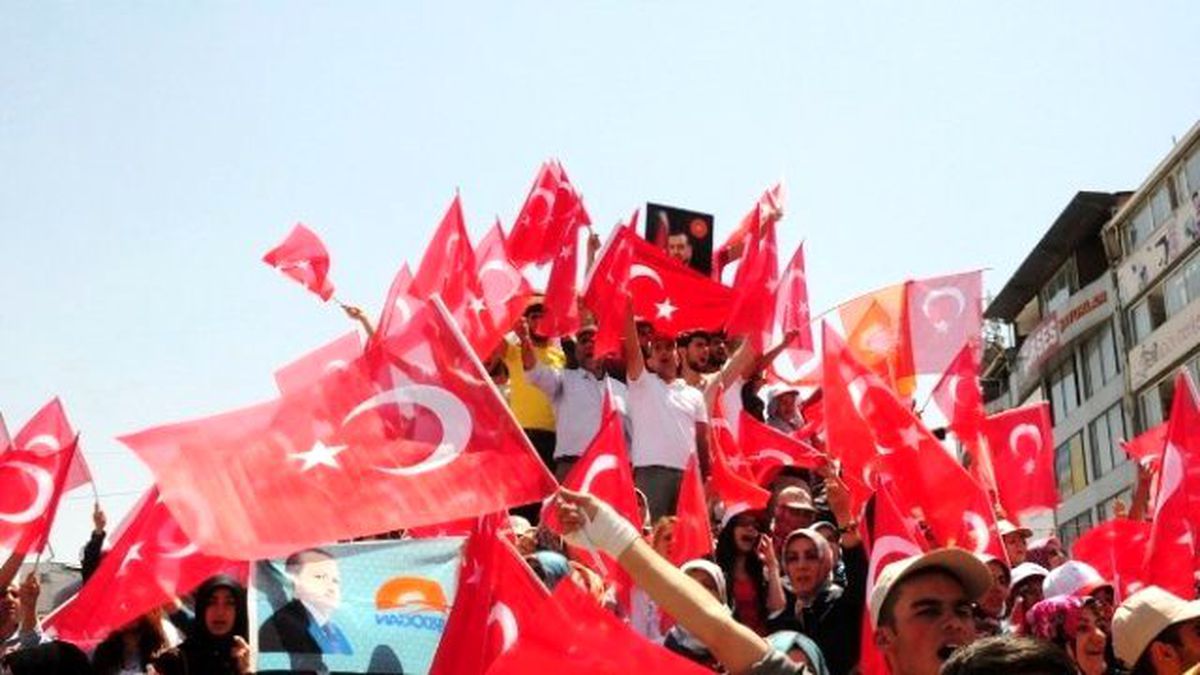 Vanlılar Meydanlardan Ayrılmıyor
