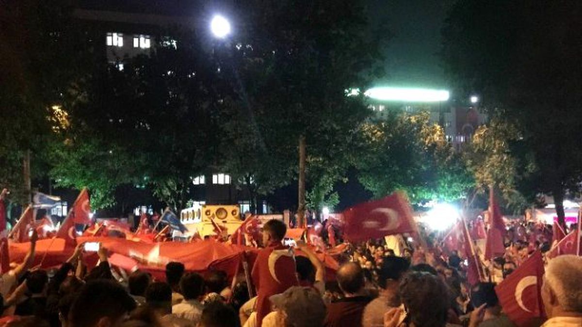 Vatan Caddesi\'nde Askeri Darbenin Önlenmesi Coşkuyla Kutlanıyor