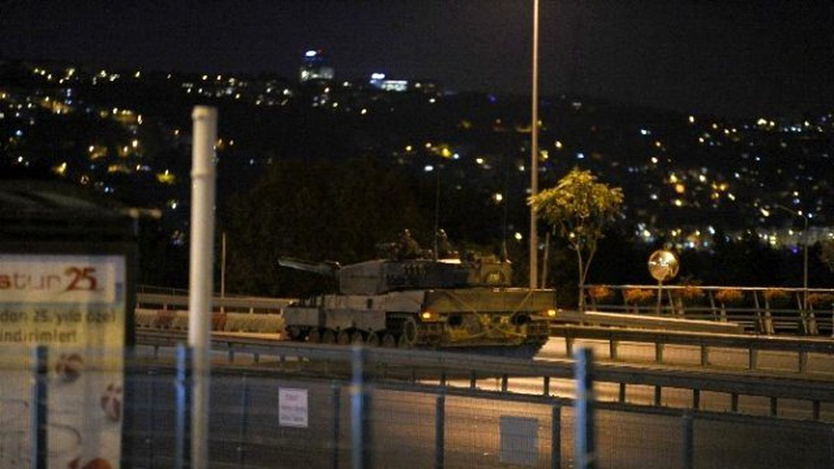 Vatandaşlar Boğaz Köprüsündeki Askeri Aracı Ele Geçirdi
