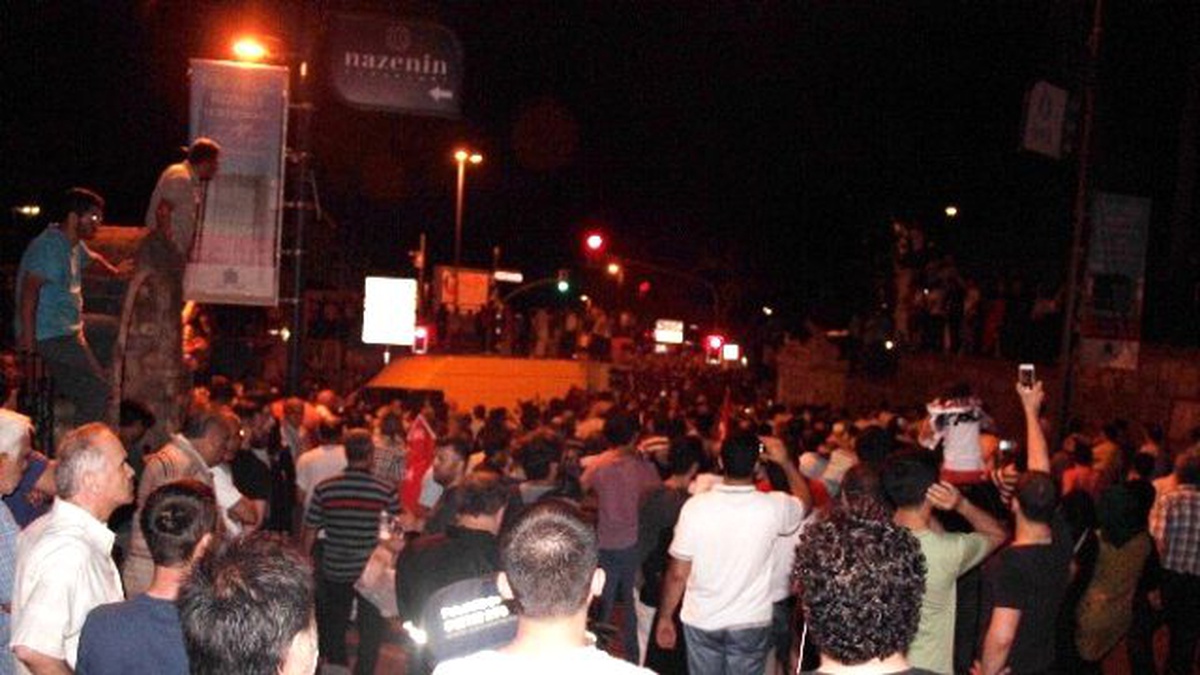 Vatandaşlar Cumhurbaşkanı Edoğan\'ın Kısıklı\'daki Evine Akın Etti