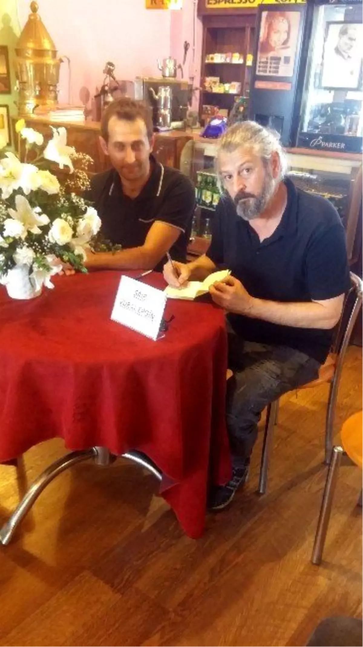 Vural Engin Kitaplarını İmzaladı