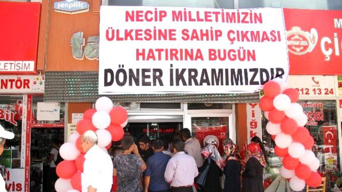 Yozgat\'ta Darbe Girişiminin Başarısız Olması Dolayısıyla Bir Esnaf Ücretsiz Tavuk Döner Dağıttı
