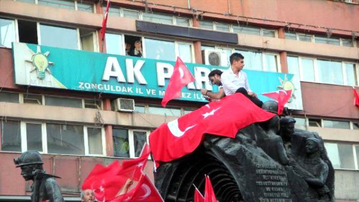 Zonguldak\'ta Darbe Girişimi Protesto Edildi