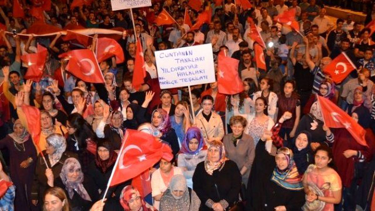 Adilcevaz\'da Darbe Girişimi Protesto Edildi