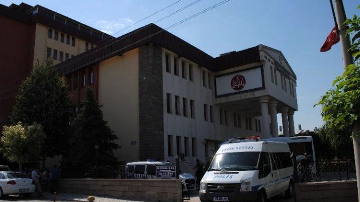 Afyonkarahisar\'da Gözaltına Alınan 13 Hakim ve Savcı Mahkemeye Sevk Edildi