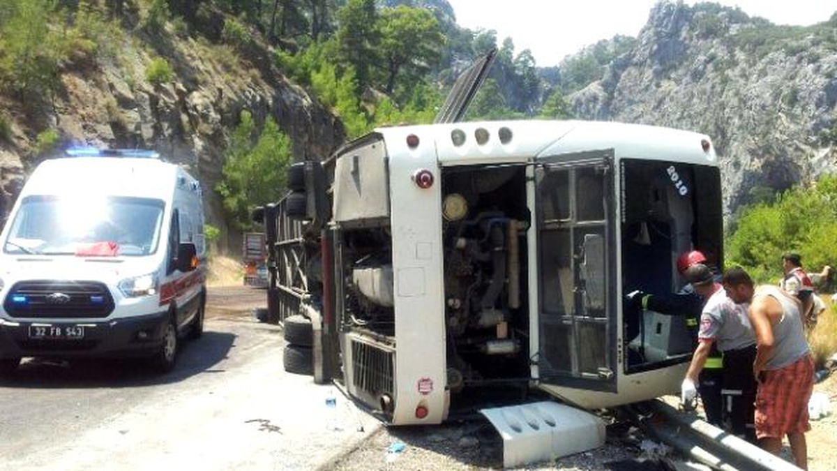 Antalya-Isparta Karayolunda Tır ile Tur Otobüsü Çarpıştı