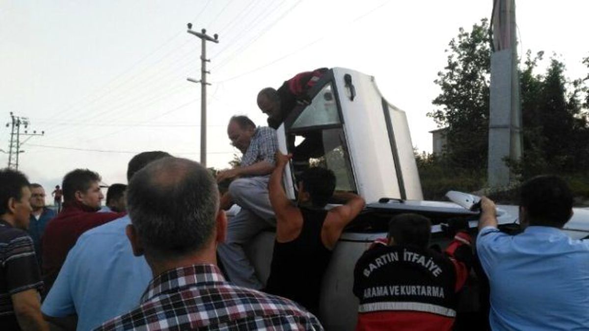 Bartın\'da Otomobil Takla Attı: 3 Yaralı
