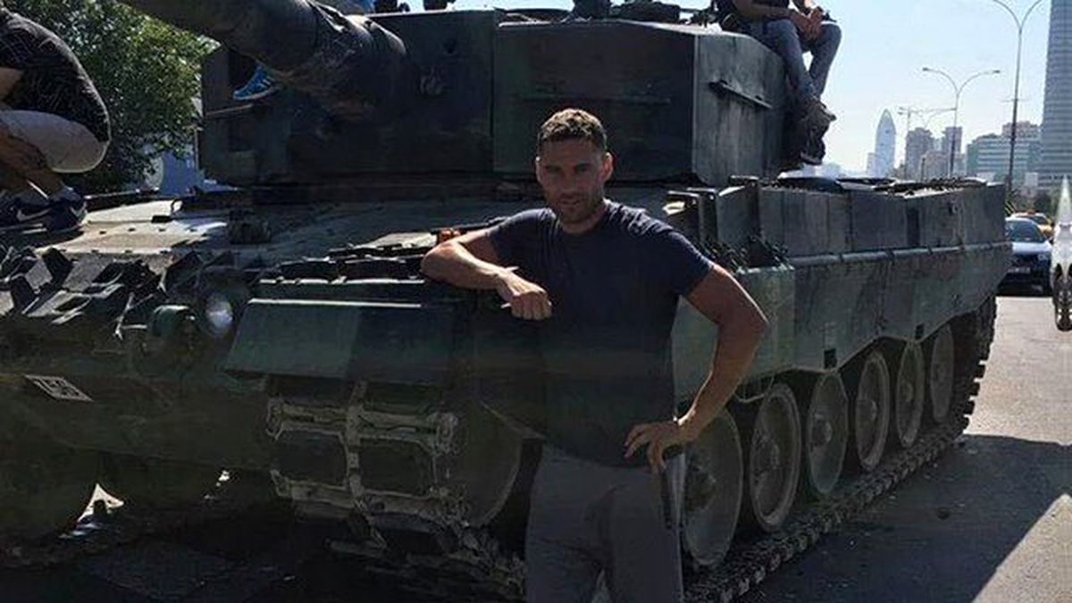 Beşiktaşlı Tosic Darbe Girişiminden Kalan Tankla Fotoğraf Çekildi
