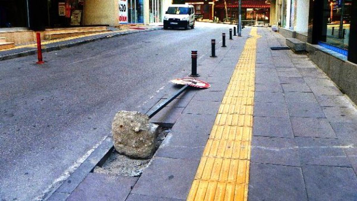 Bilecik\'te Trafik İşaret Levhaları ve PTT Mektup Kulübesi Tahrip Edildi
