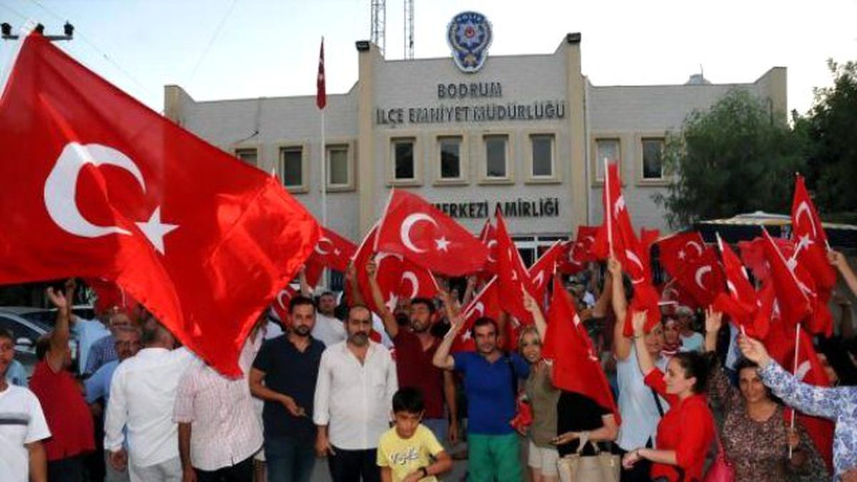 Bodrum\'da Darbe Girişimine Zılgıtlı Protesto