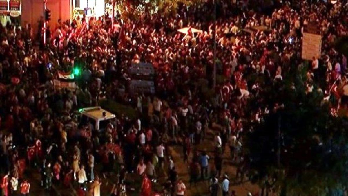 Bursa'da Kalabalığın Arasına Aracıyla Giren Sürücüyü, Polis Havaya Ateş Ederek Kurtardı