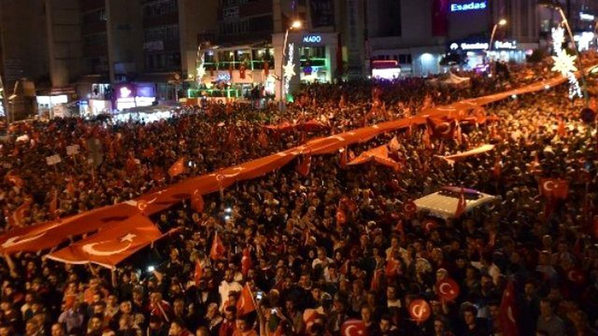 Büyükşehir 67 Bin 500 Bayrak Dağıttı