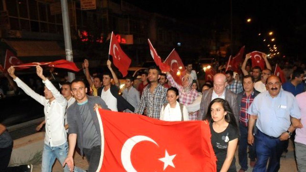 Cizreliler Darbe Girişimini Protesto Etti