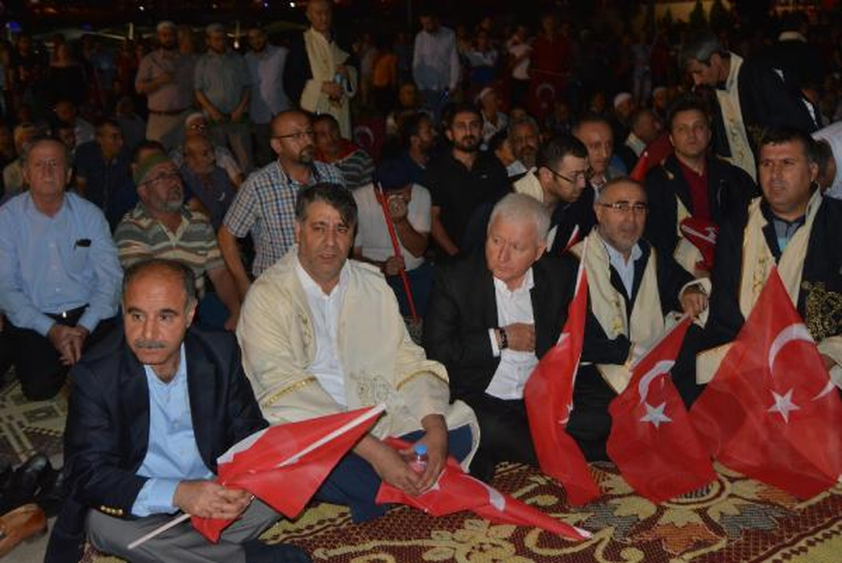 Darbe Girişimi Protestosunda Toplu Akşam Namazı