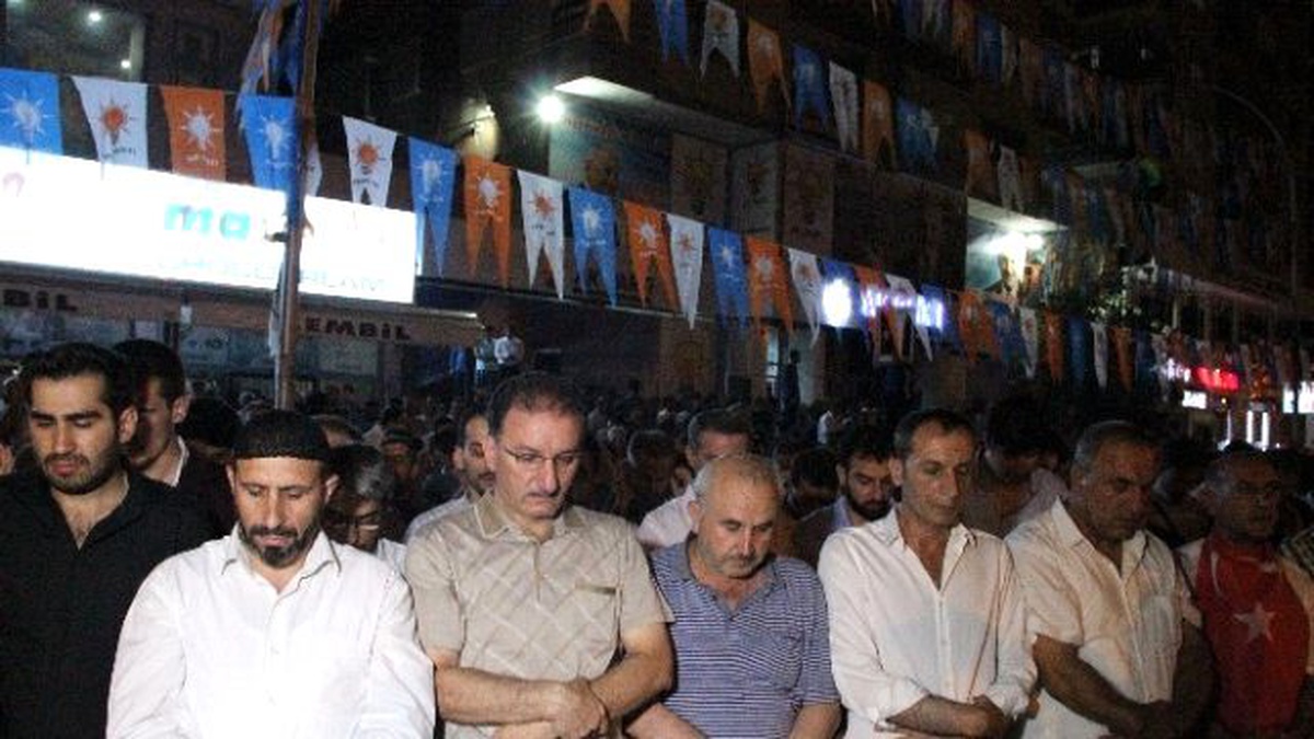 Darbe Girişimi Sırasında Hayatını Kaybedenler İçin Gıyabi Cenaze Namazı Kılındı
