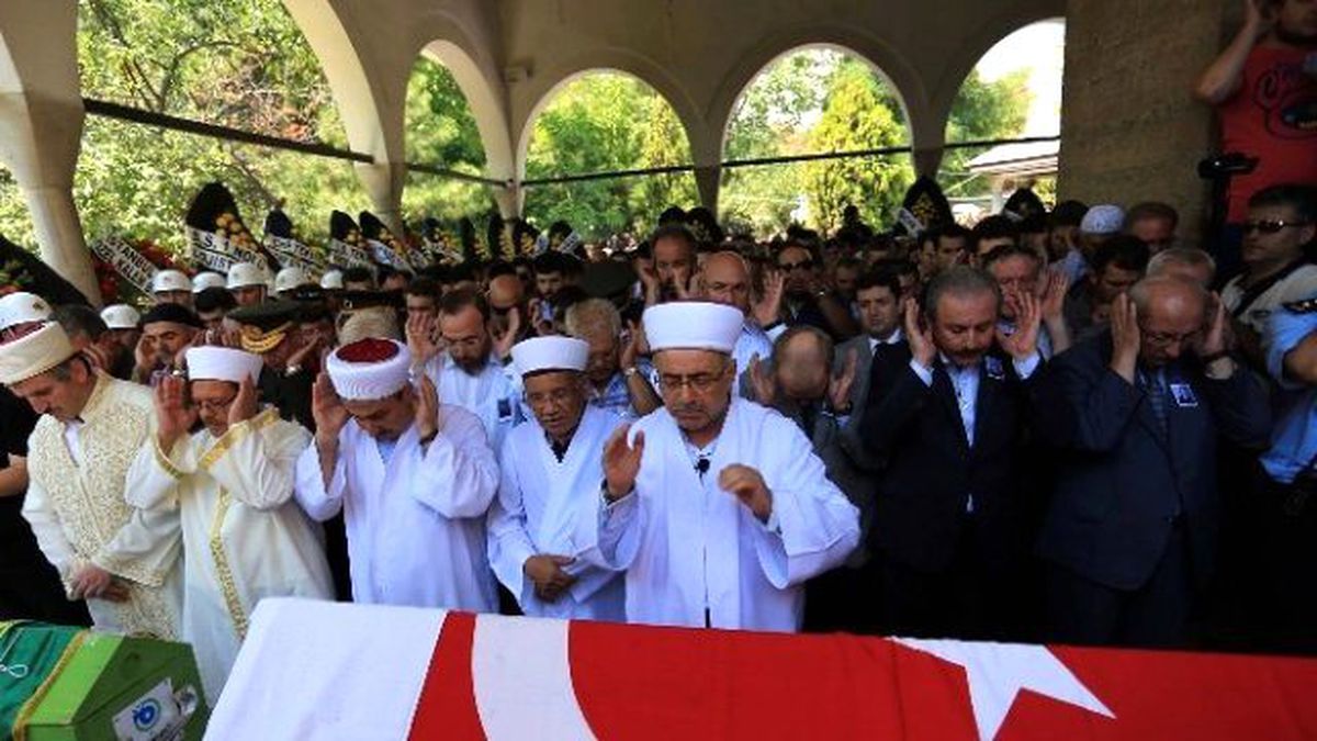Darbe Girişiminde Müdürünü Koruyan Şehit Münür Alkan Son Yolculuğuna Uğurlandı