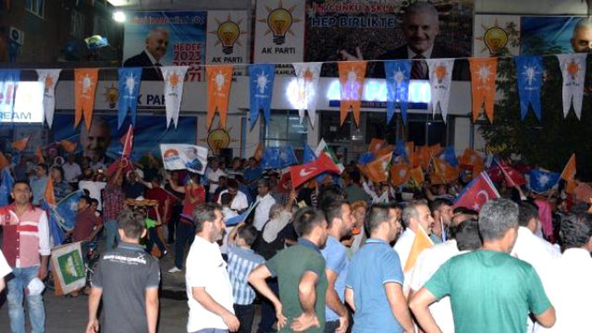 Darbe Şehitleri İçin Diyarbakır\'da Gıyabi Cenaze Namazı Kılındı