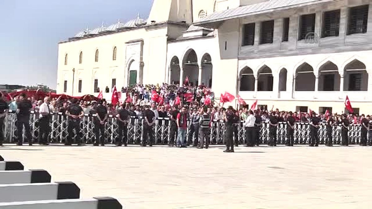 Demokrasi Şehitleri Son Yolculuğuna Uğurlanıyor - Kocatepe Cami (3)