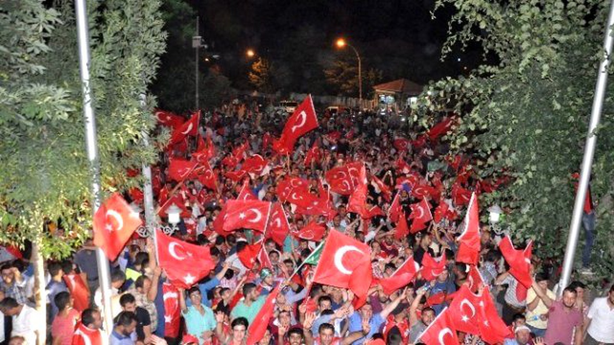 Dengbejler, Cumhurbaşkanı İçin Kürtçe Türküler Seslendirdi