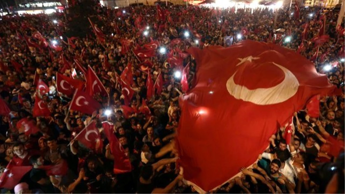 81 İlde Demokrasi Nöbeti! Halk Meydanlara Akın Etti