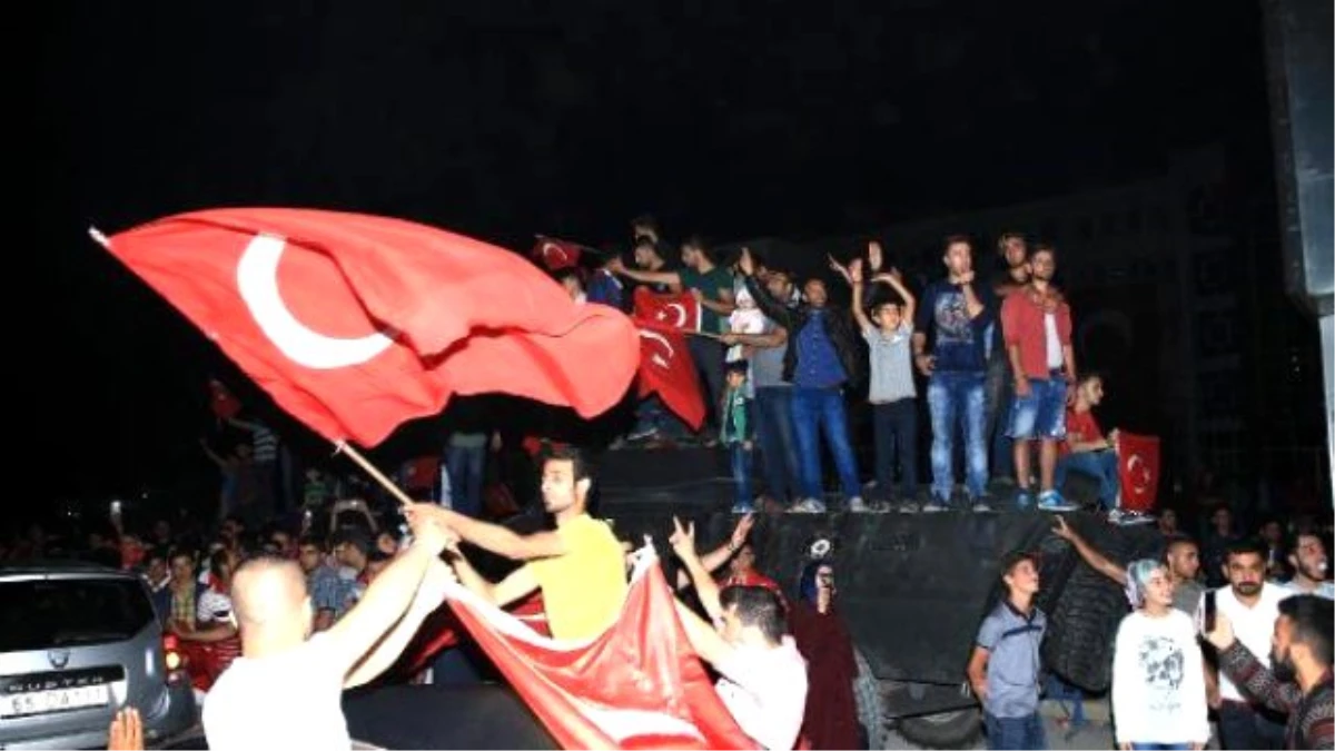 Erciş\'te Binlerce Kişi Protestolarını Sürdürüyor