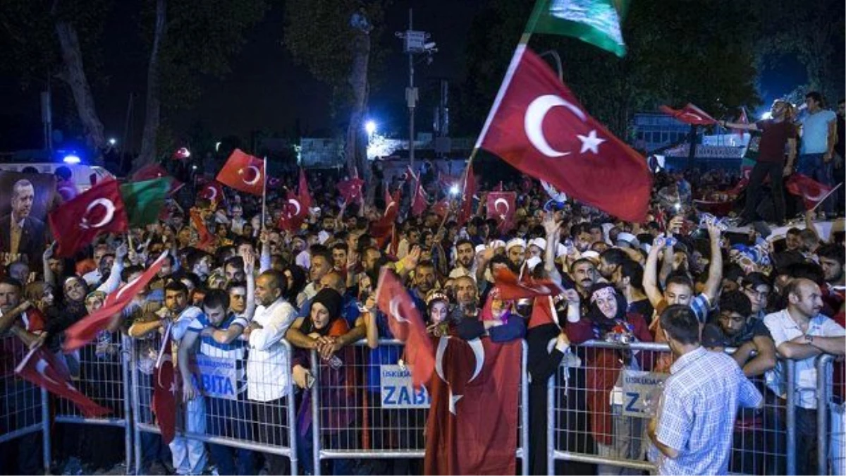 Erdoğan\'ın Kısıklı\'daki Konutunda Demokrasi Nöbeti
