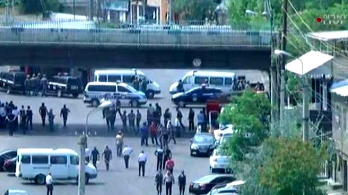 Ermenistan\'da Silahlı Bir Grup Polis Karakolunu Bastı (2)