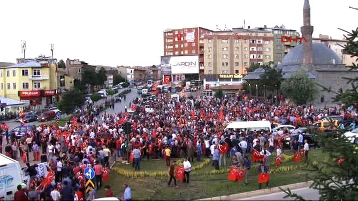 Erzurum?da Binler ?bayrak? Yürüyüşü ve Demokrasi Nöbetinde Buluştu