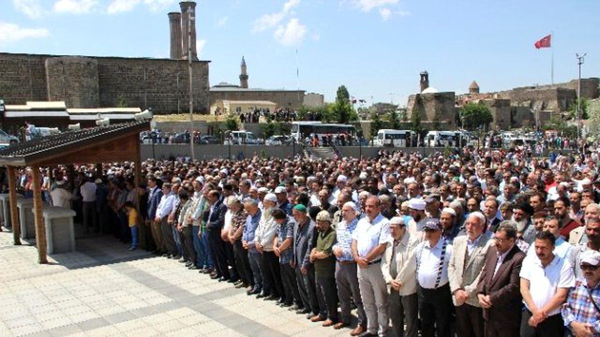 Erzurum\'da Darbe Girişimi Sırasında Hayatını Kaybedenler İçin Gıyabi Cenaze Namazı Kılındı