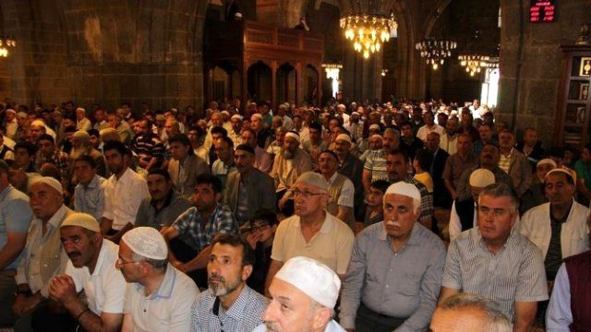 Erzurum\'da Eller Ülkenin Selameti İçin Semaya Uzandı